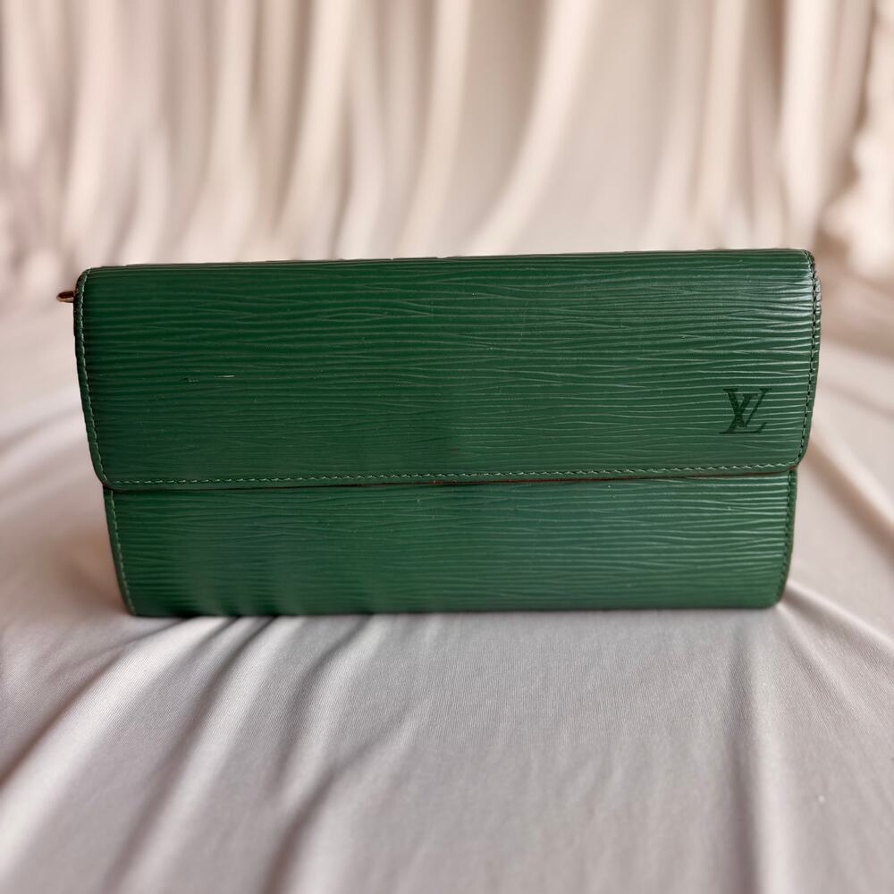 Louis Vuitton Sarah Wallet (Porte-Trésor International) Borneo Green Epi Leather